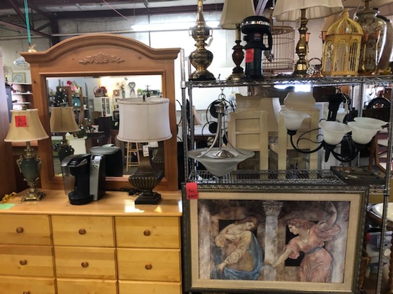 The Huge West Virginia Flea Market Where Treasure Hunters Stretch $40 Surprisingly Far - Decor Hint The Indoor Section Deserves More Credit