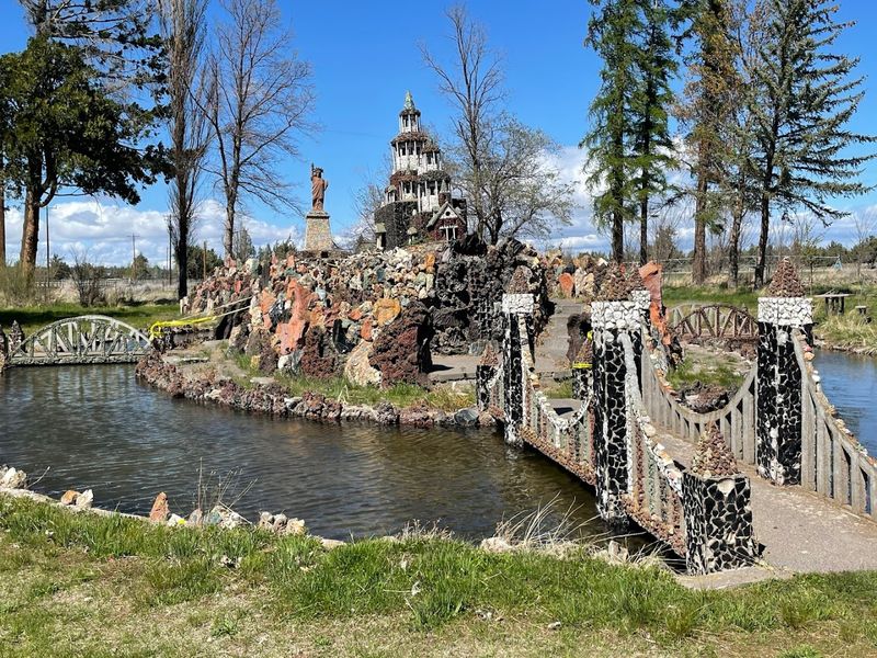 Visitors Can't Stop Talking About This Wonderfully Unusual Garden In Oregon - Decor Hint Why This Garden Stands Out Among Oregon Attractions