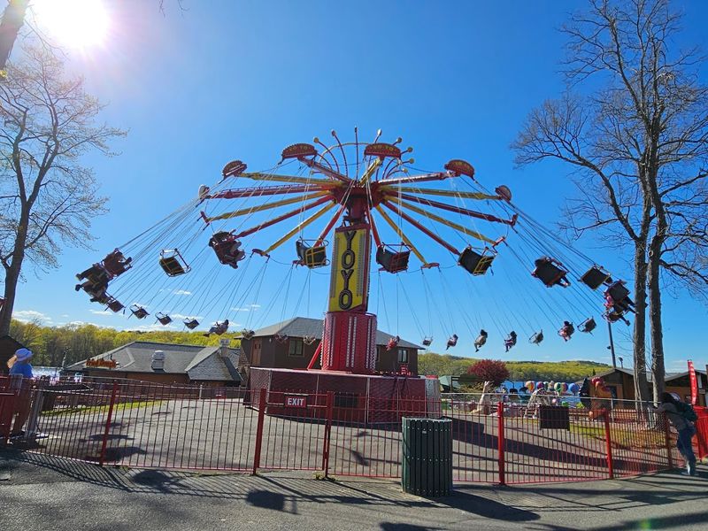 This Giant Connecticut Waterpark Is A Summer Paradise Come True - Decor Hint Seasonal Events That Make Each Visit Special
