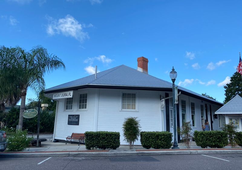 This Charming Florida Town Makes It Easy To Slow Down For A While - Decor Hint Florida History Still Lives Inside This Lakeside Stay