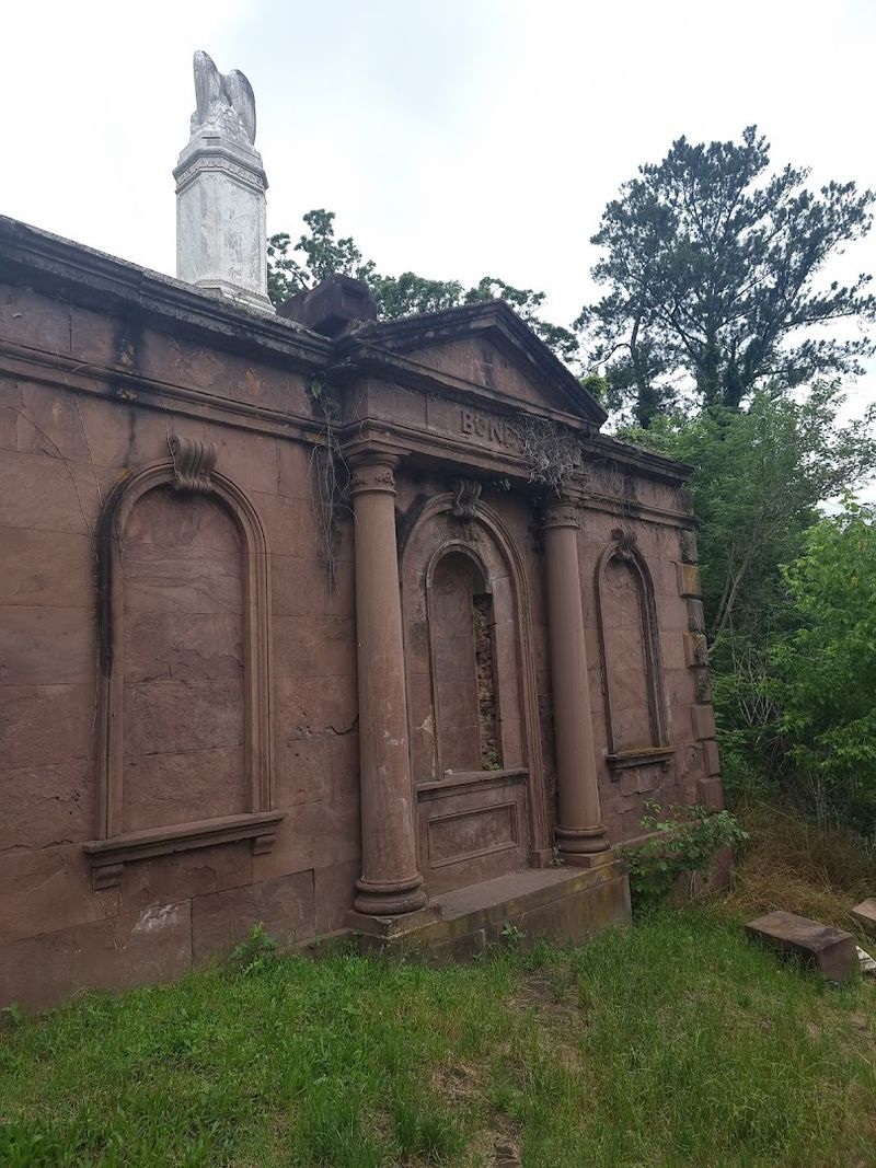The Bond Tomb: A Mysterious and Photogenic Landmark
