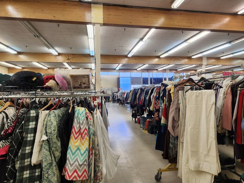 Clean And Organized Aisles Tame A Giant Space