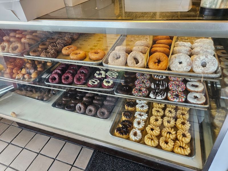 This Simple Missouri Bakeshop Proves Great Donuts Do Not Need Fancy Packaging - Decor Hint Custom Orders And Catering That Actually Show Up On Time