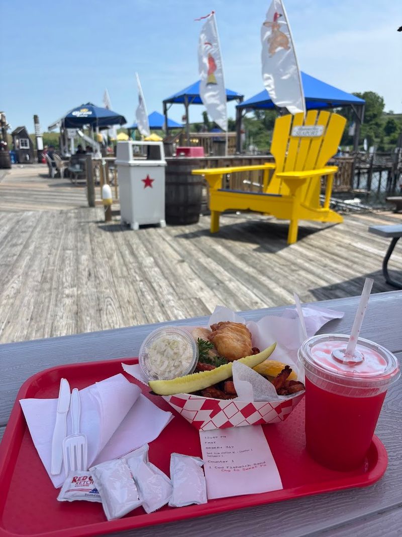 This Connecticut Seaport Is Famous For Lobster Rolls That Taste Like Summer On The Harbor - Decor Hint Perfect For A Casual Coastal Lunch