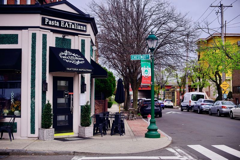 A Cozy Spot For Lunch, Dinner, And Big Cravings