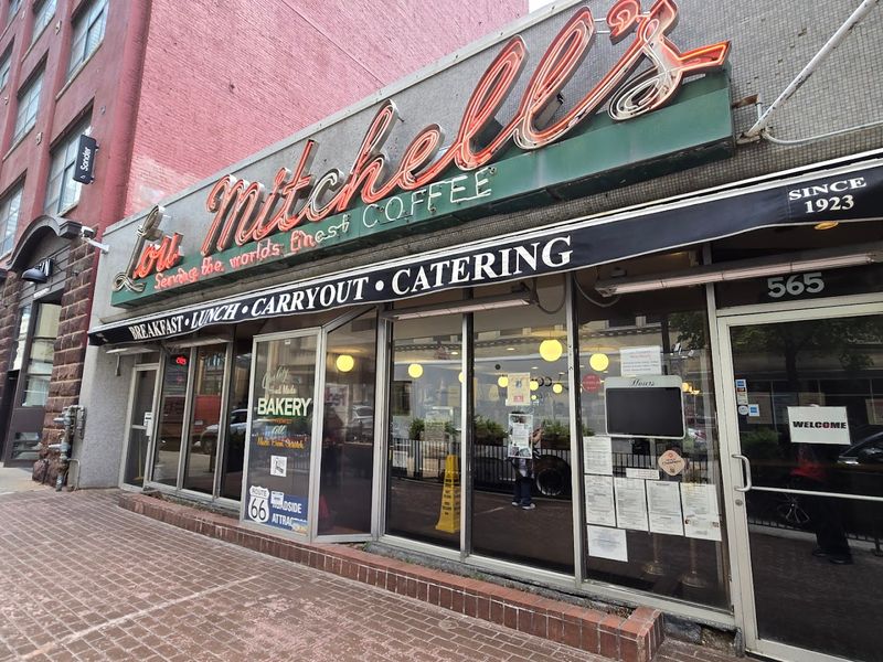 This Cozy Illinois Diner Still Serves Breakfast The Old-Fashioned Way - Decor Hint When To Go And What To Expect When You Arrive