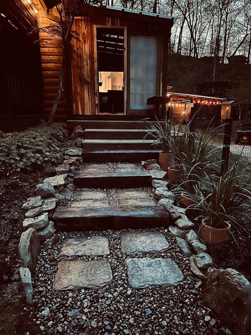 Proximity to Red River Gorge and Natural Bridge