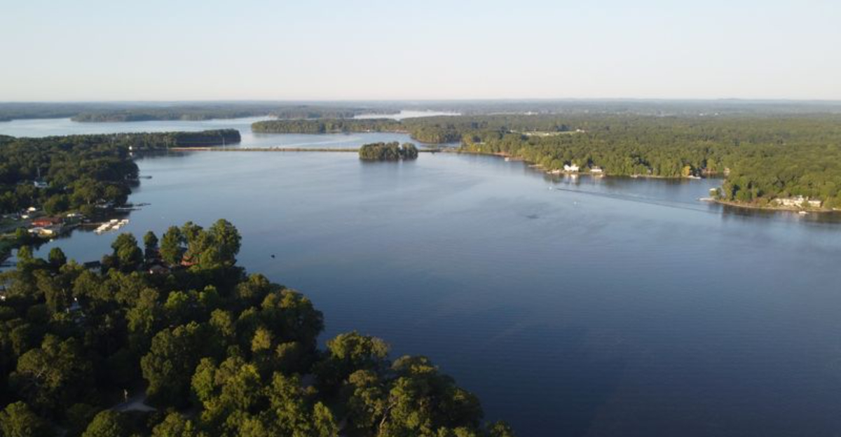North Carolina Has 11 Lake Getaways That Are Perfect For An Easy Escape In 2026 - Decor Hint