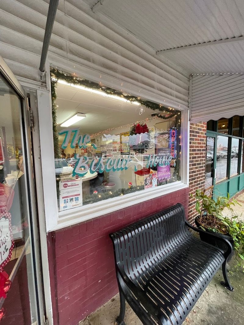 This Charming Georgia Eatery Serves Breakfast The Way It Used To Be - Decor Hint An Atmosphere That Feels Like Coming Home