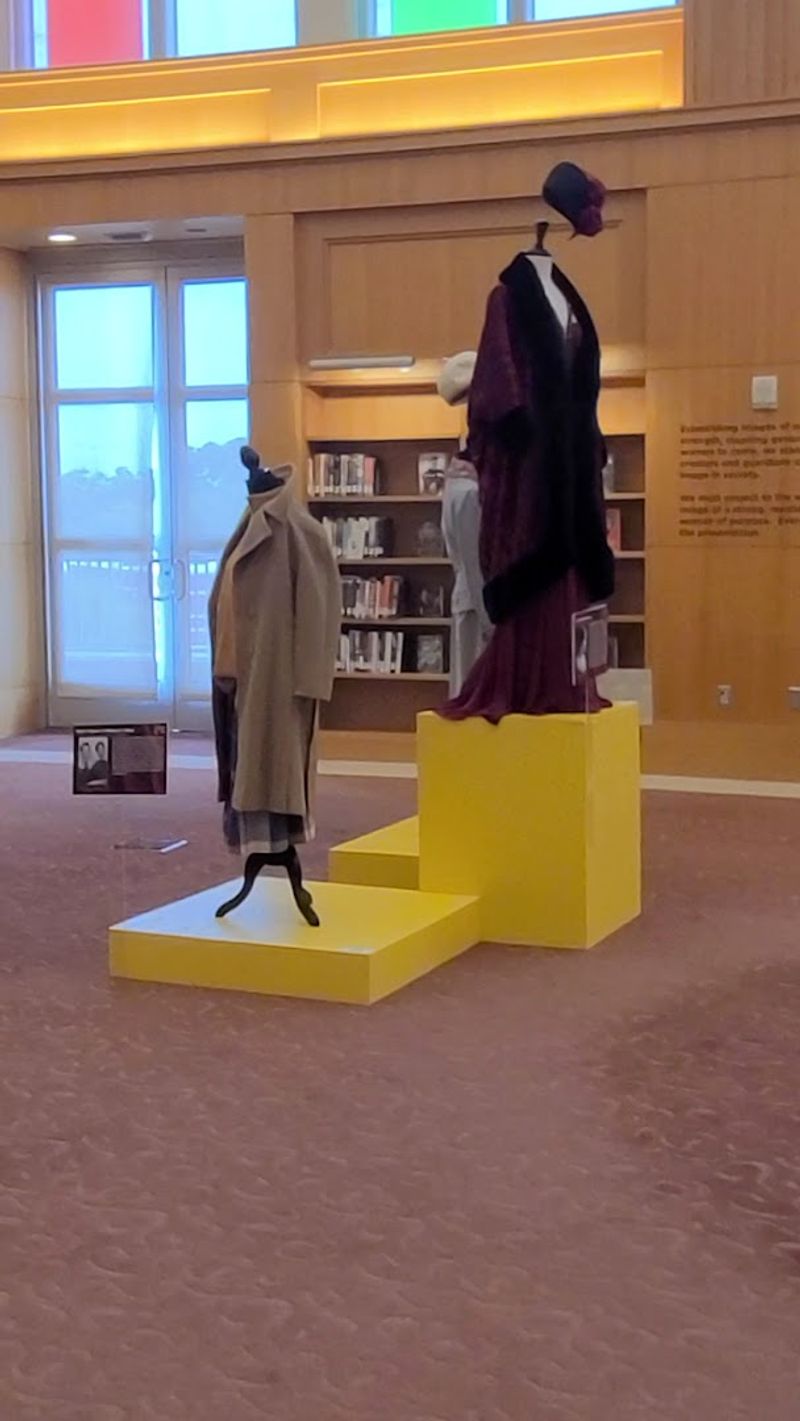 Exhibits On The Upper Level That Teach Without Textbooks