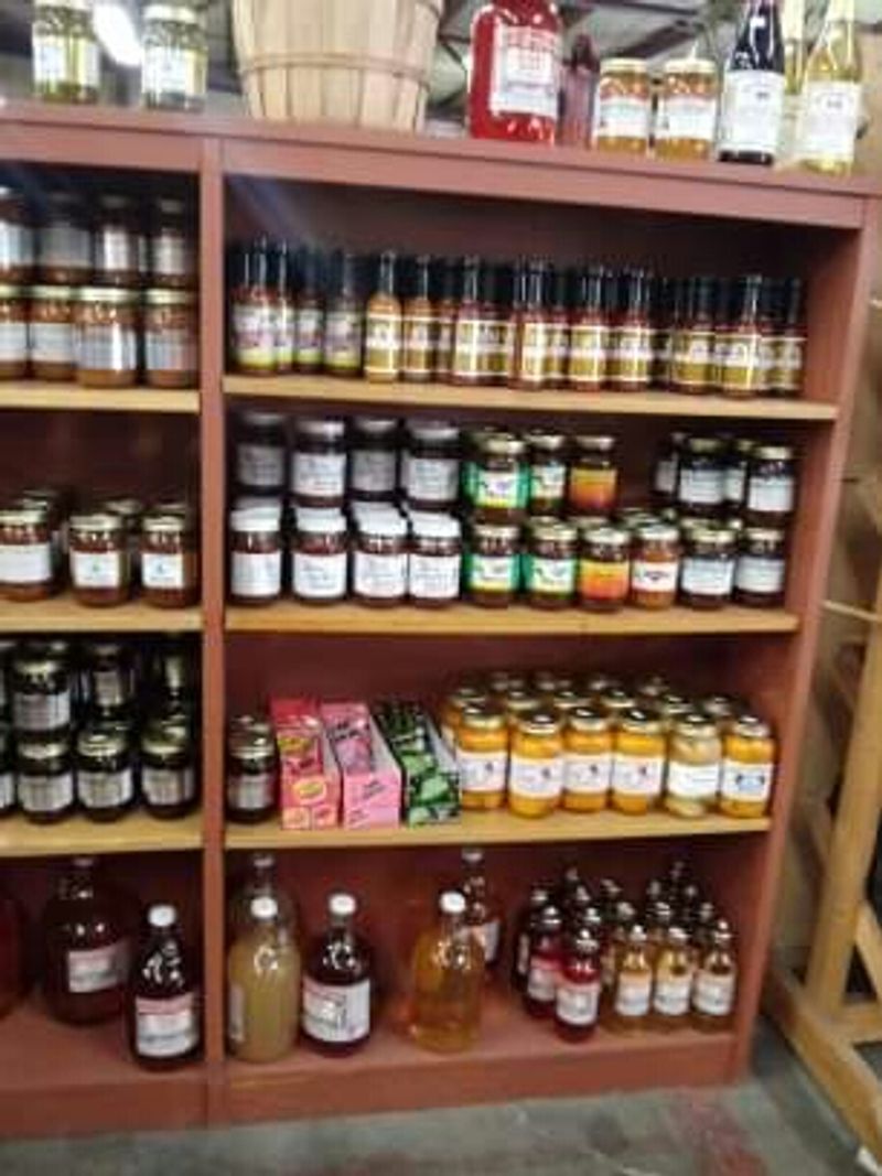 The Huge West Virginia Flea Market Where Treasure Hunters Stretch $40 Surprisingly Far - Decor Hint What Kinds Of Vendors Show Up Here