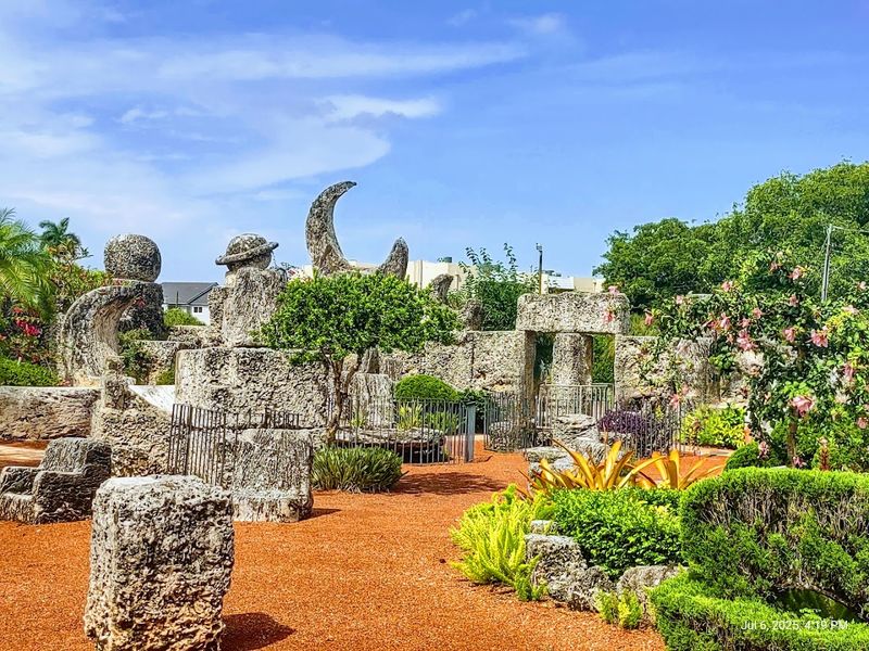 One Of Florida's Most Fascinating Attractions Was Built In Total Secrecy - Decor Hint The Nine-Ton Gate That Moves With One Finger