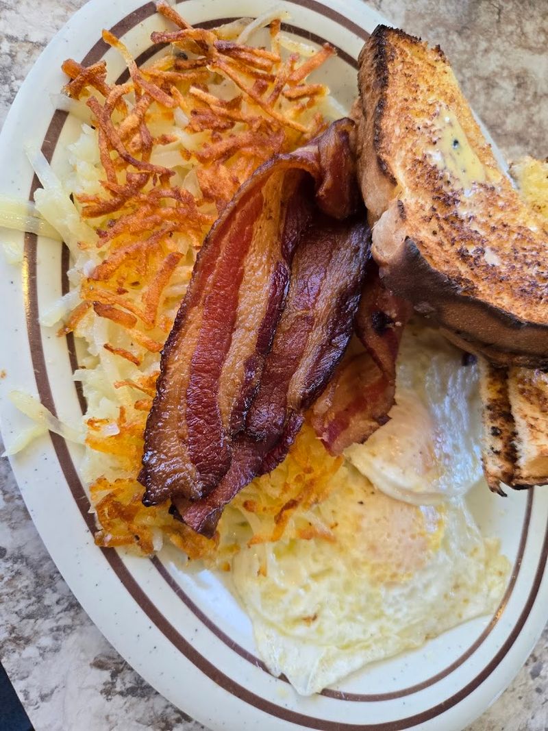 This North Dakota Breakfast Joint Does Omelets So Well That Everyone Who Tries One Immediately Falls In Love - Decor Hint Bacon That Earns Its Reputation