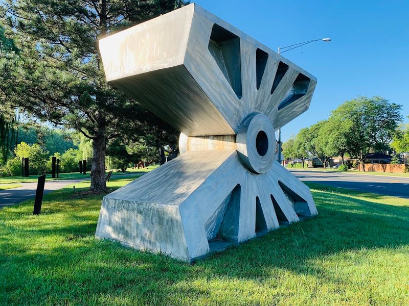 The Outdoor Museum In Illinois That Visitors Say Feels Almost Surreal - Decor Hint Why This Spot Deserves A Spot On Your Illinois Bucket List