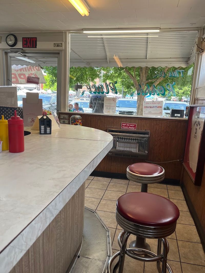 This Charming Georgia Eatery Serves Breakfast The Way It Used To Be - Decor Hint Downtown Cartersville Location With Easy Parking
