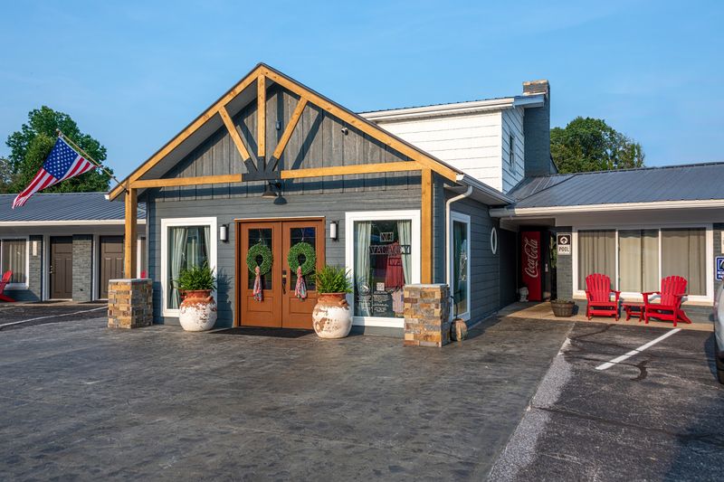 The Lakehouse Inn at Sledd Creek