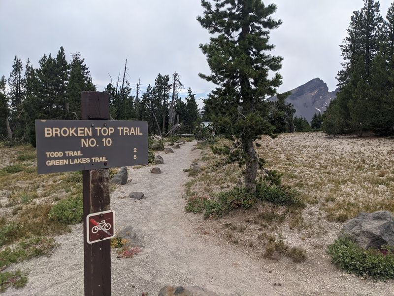 Broken Top Trail To No Name Lake