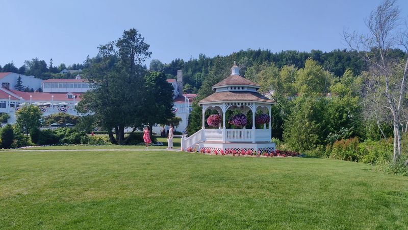 The Ultimate Michigan Bucket List For Travelers Who Want To See It All - Decor Hint Spend A Car-Free Day On Mackinac Island
