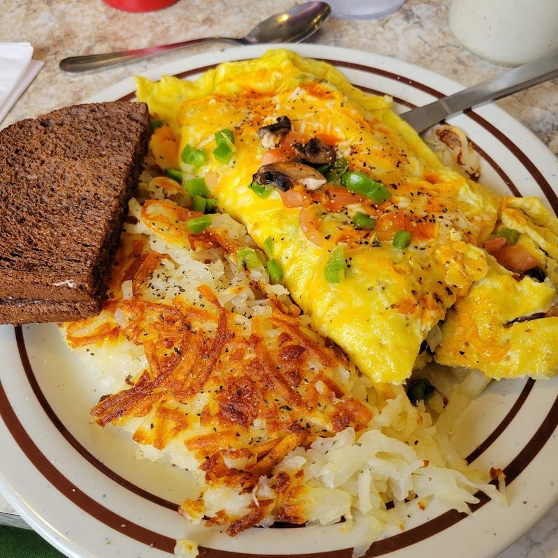 This North Dakota Breakfast Joint Does Omelets So Well That Everyone Who Tries One Immediately Falls In Love - Decor Hint The Omelet Game Is Unmatched