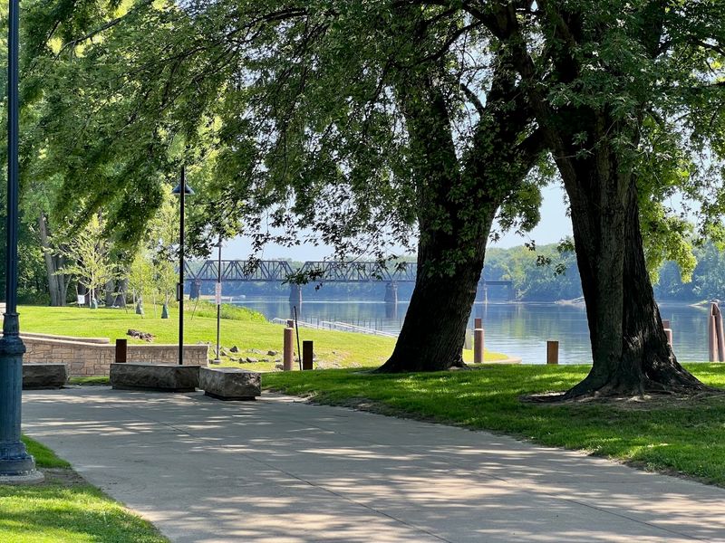 Riverside Park Wooded Trail, Hartford