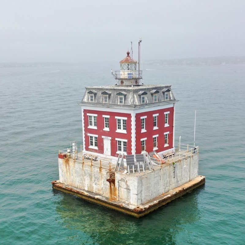 New London Ledge Light, New London