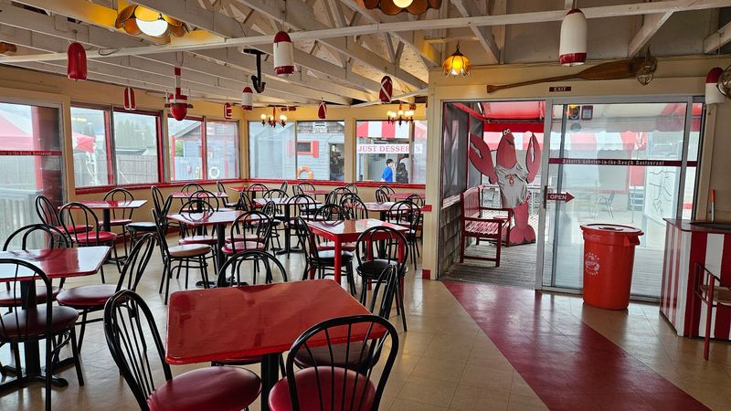 This Legendary Connecticut Restaurant Is Hiding A Lobster Roll Seafood Fans Can't Stop Craving - Decor Hint A Connecticut Institution With Decades Of Proof