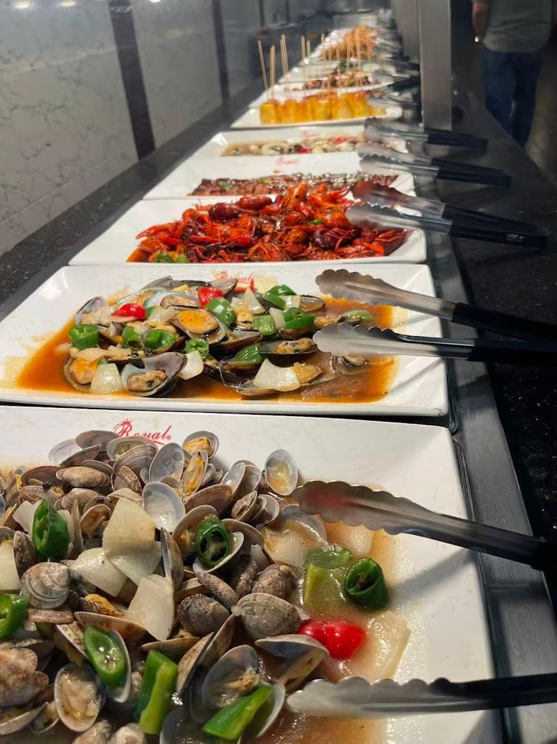 This Illinois Seafood Buffet Is Known For Crab That Keeps Diners Coming Back - Decor Hint Over 200 Hot Bar Items Worth Exploring