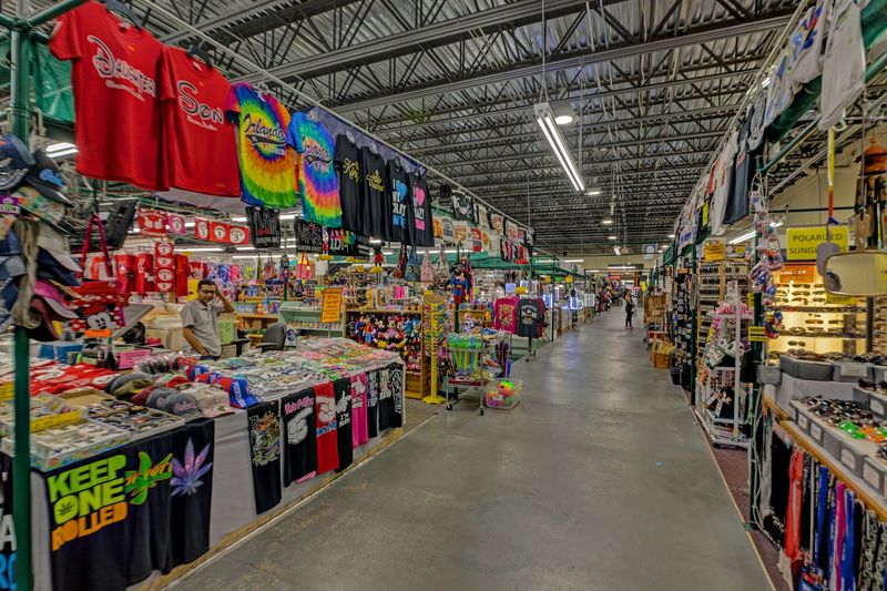 This Huge Florida Market Is Perfect For Shoppers Who Love Great Deals - Decor Hint Culture And Community At The Market