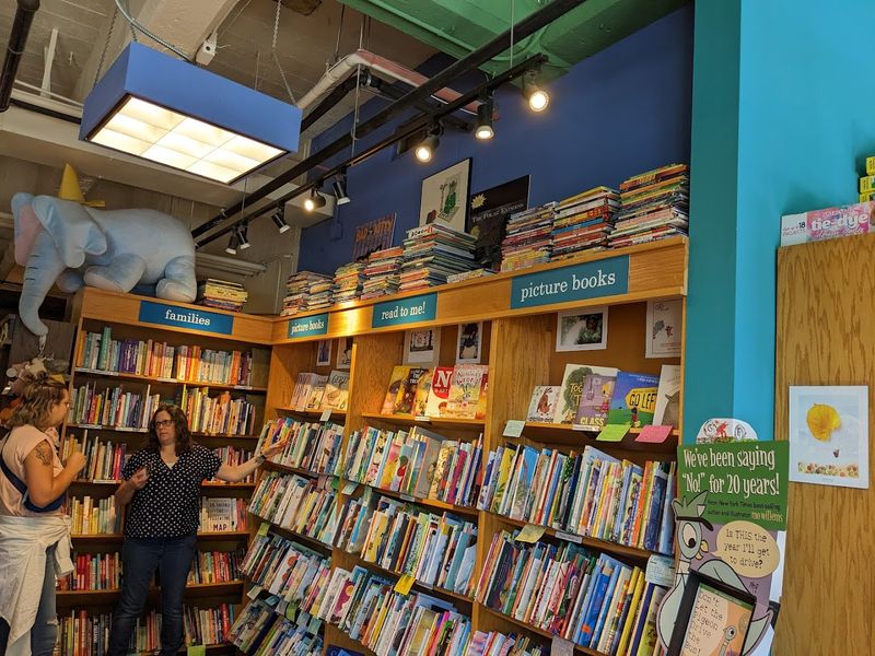 Wisconsin Has An Independently Owned Bookstore That Serious Book Lovers Cannot Walk Past Without Going In - Decor Hint The Book Selection