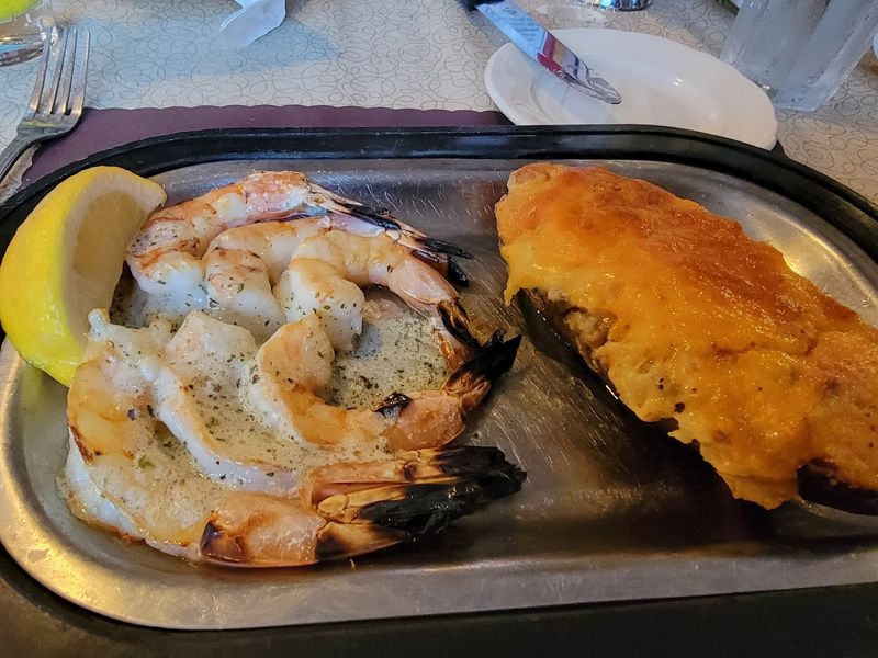 Wisconsin Has A Supper Club That Never Changed A Thing About How It Does Steak And That Is Exactly The Point - Decor Hint Seafood That Surprises You