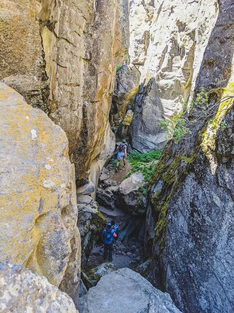 10 Unexpected Places In Oregon That Are Almost Too Gorgeous To Believe - Decor Hint Crack In The Ground, Christmas Valley