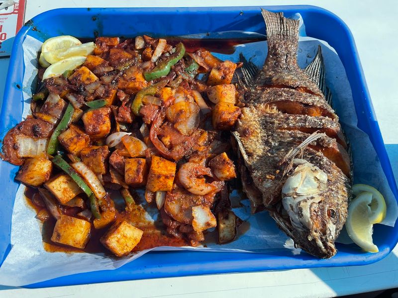 9 California Old-School Fish Markets Where Lunch Comes Wrapped In Paper - Decor Hint San Pedro Fish Market, Los Angeles