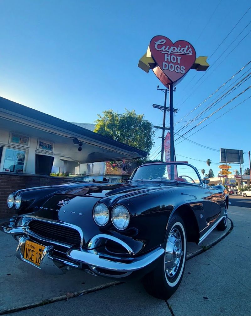 10 Old-School Hot Dog Counters Across California That Never Changed Their Tune - Decor Hint Cupid's Hot Dogs, Winnetka