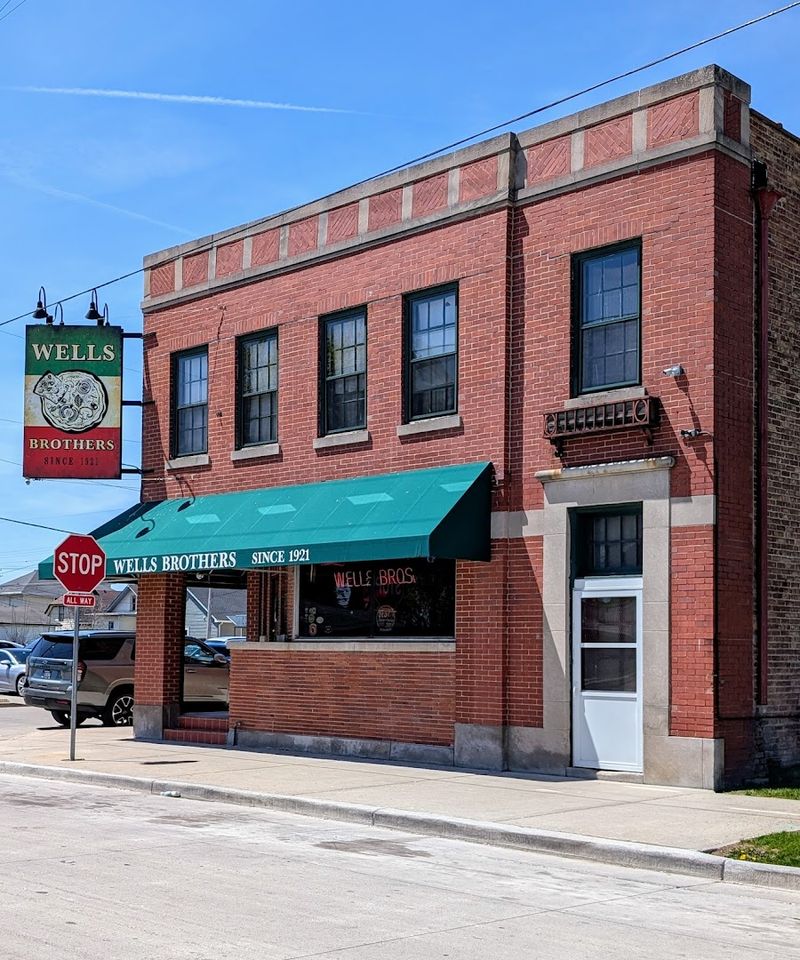 The Wisconsin Restaurant Where Pizza Has Been Stealing The Spotlight For Years - Decor Hint Planning Your Visit To Wells Brothers