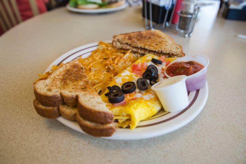 This North Dakota Breakfast Joint Does Omelets So Well That Everyone Who Tries One Immediately Falls In Love - Decor Hint A Spot Worth Returning To