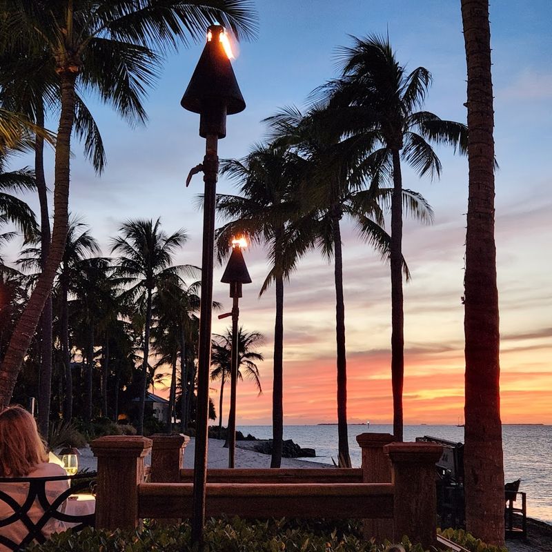 These 15 Florida Waterfront Restaurants Deliver Great Food And Beautiful Surroundings - Decor Hint Latitudes - Sunset Key Cottages