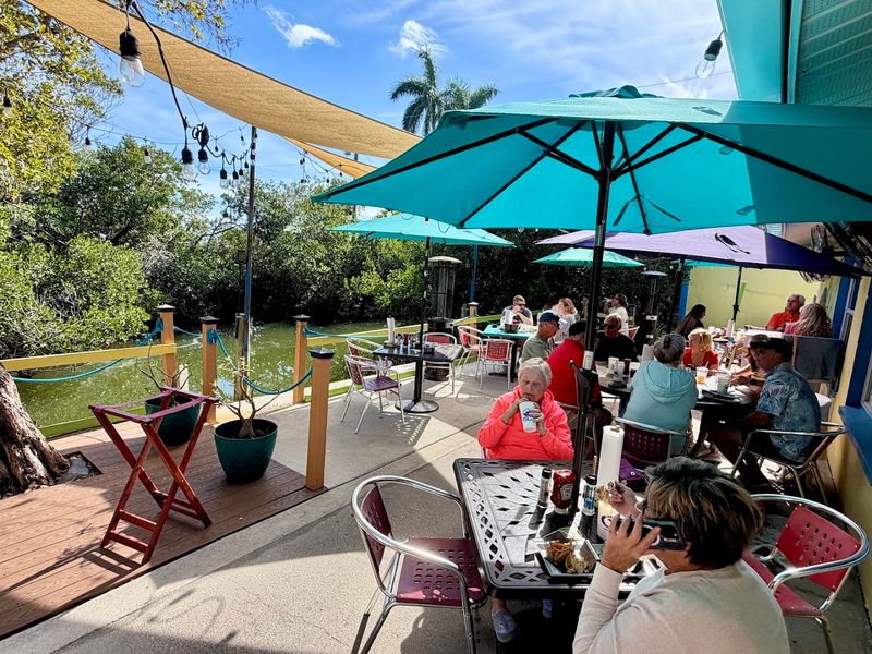 This Unusual Florida Town Leaves Visitors Completely Fascinated - Decor Hint Eating Fresh On The Water