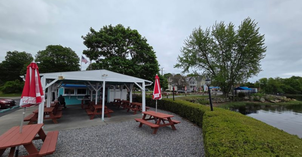 The Clam Fritters At This Seafood Spot In Connecticut Are So Good Theyre Worth The Road Trip - Decor Hint