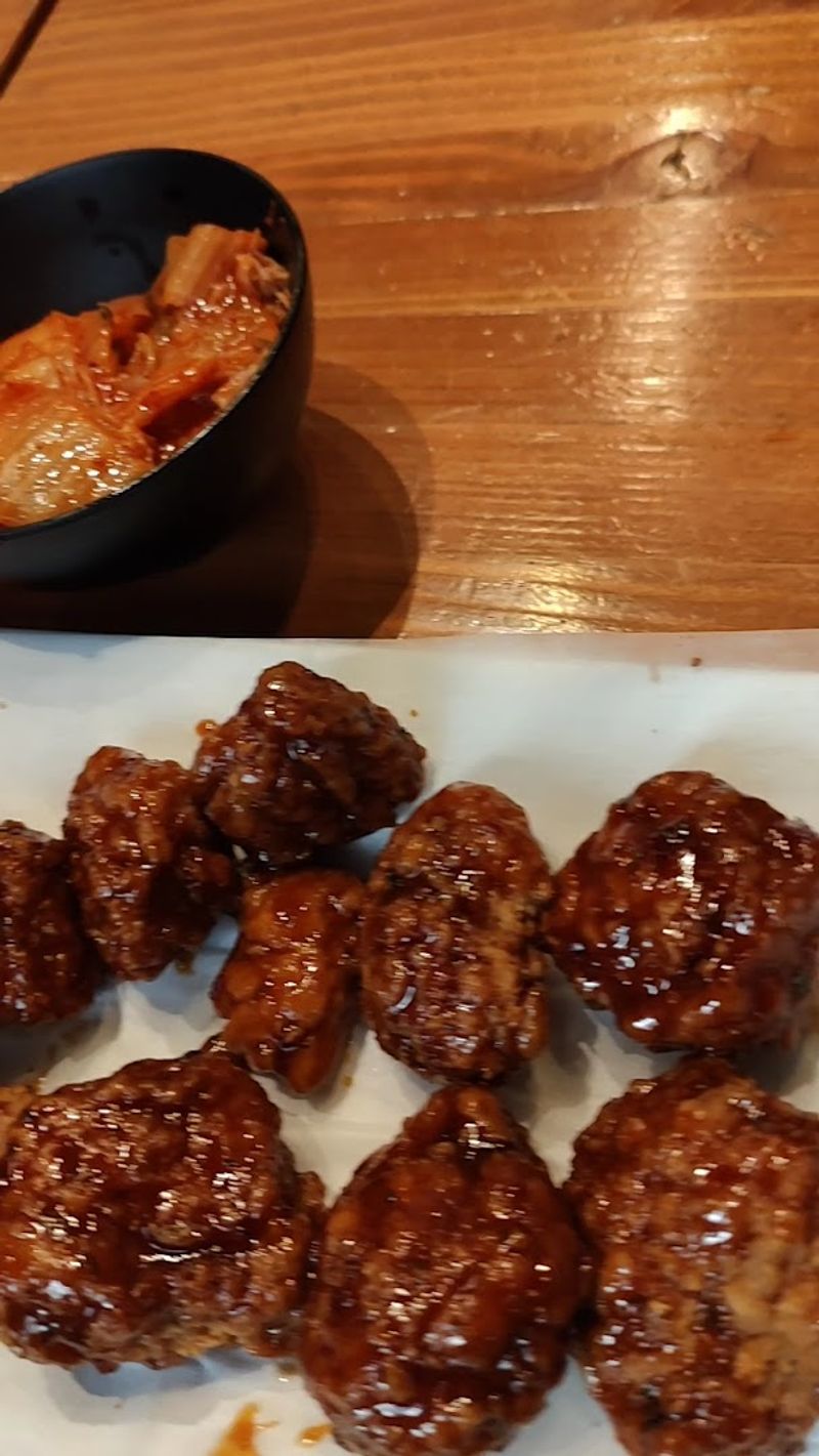This New York Korean Restaurant Knows Exactly How To Do Fried Chicken Right - Decor Hint Soy Garlic Sauce That Hits Every Note