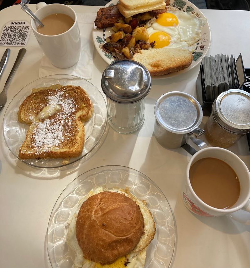 This Cozy Connecticut Eatery Makes Early Mornings Feel Completely Worth It - Decor Hint Hours, Tips, And Timing