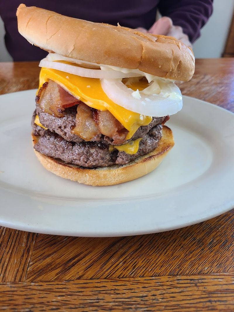 West Virginia Has A Tiny Diner Where The Cheeseburgers Have Built A Reputation That The Whole Region Knows About - Decor Hint Cheeseburgers Worth The Drive