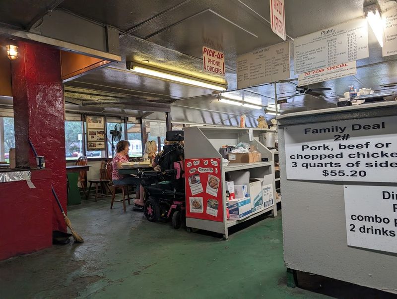 These Florida BBQ Spots Have Been Smoking Meat The Same Way For Generations - Decor Hint Peebles Bar-B-Que