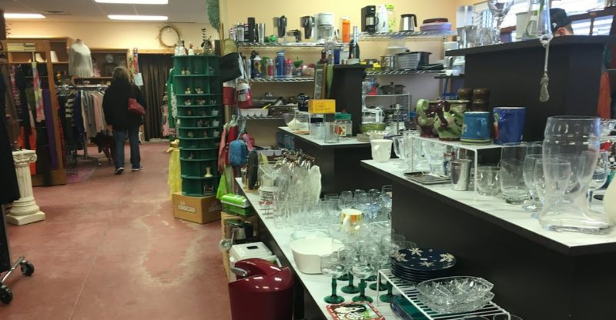 The Giant Thrift Store In Nebraska Where You Can Wander For Hours - Decor Hint