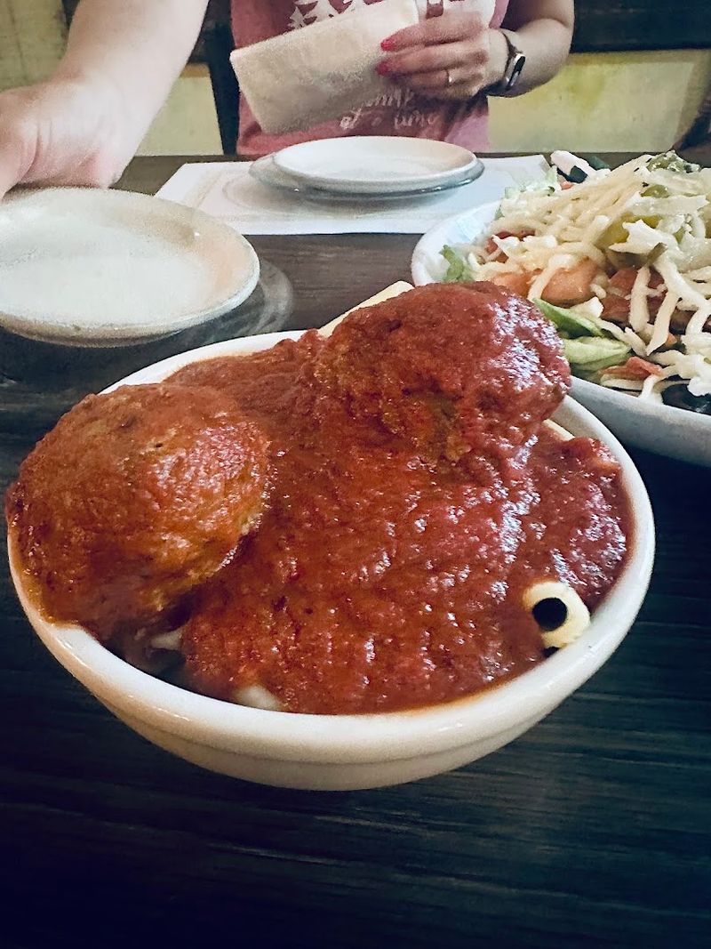 The Wisconsin Restaurant Where Pizza Has Been Stealing The Spotlight For Years - Decor Hint The Crustless Favorite Regulars Keep Ordering