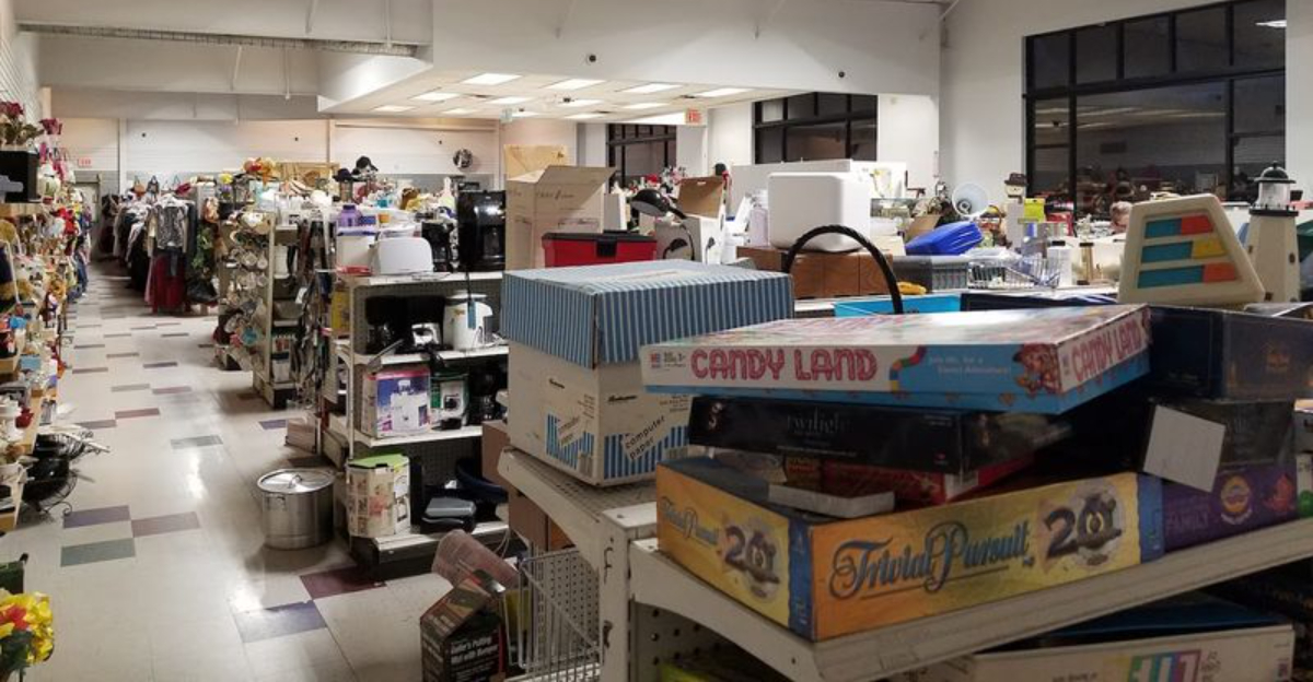 The Gigantic Thrift Store In Nebraska With Bargain Prices That Feel Almost Unreal - Decor Hint