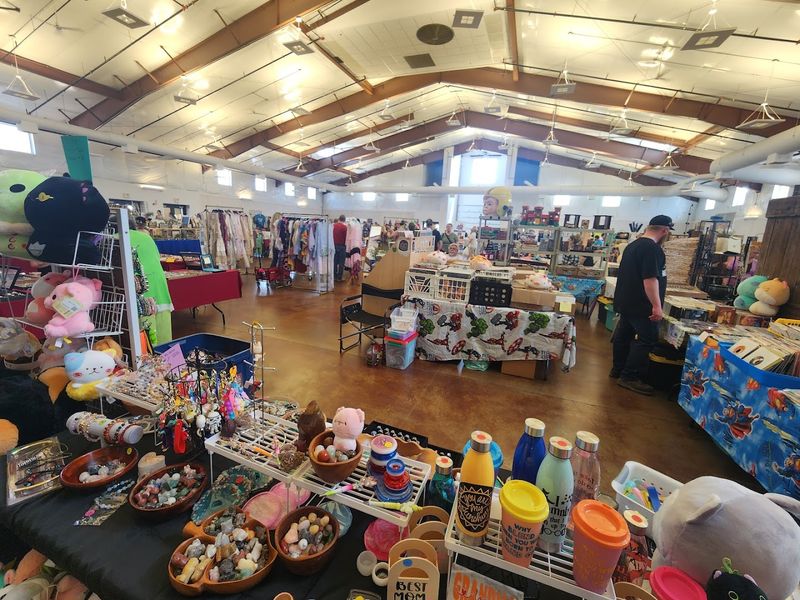 The Illinois Flea Market Where $25 Can Still Get You an Incredible Deal - Decorating Tip Because this market is worth it