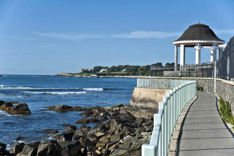Parents Can't Stop Recommending This Fun And Easy Rhode Island Getaway - Decor Hint Newport's Famous Cliff Walk