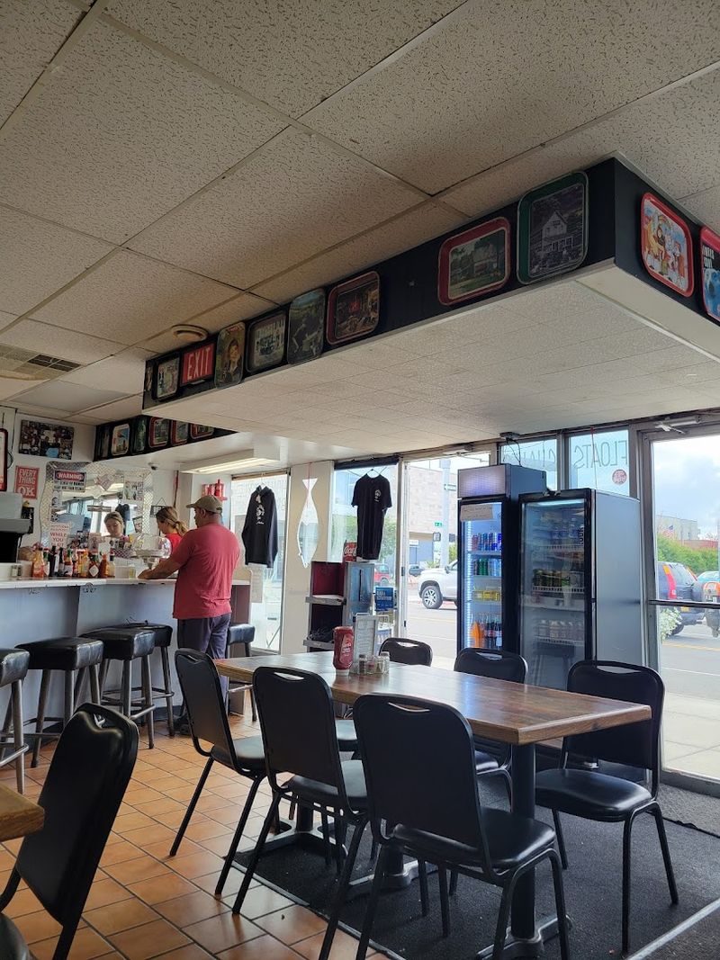 Alaska Has A Cafe Where The Food Is Made With So Much Craft That It Has Become The Only Reason Some People Visit - Decor Hint Employees That Make The Vibe Positive