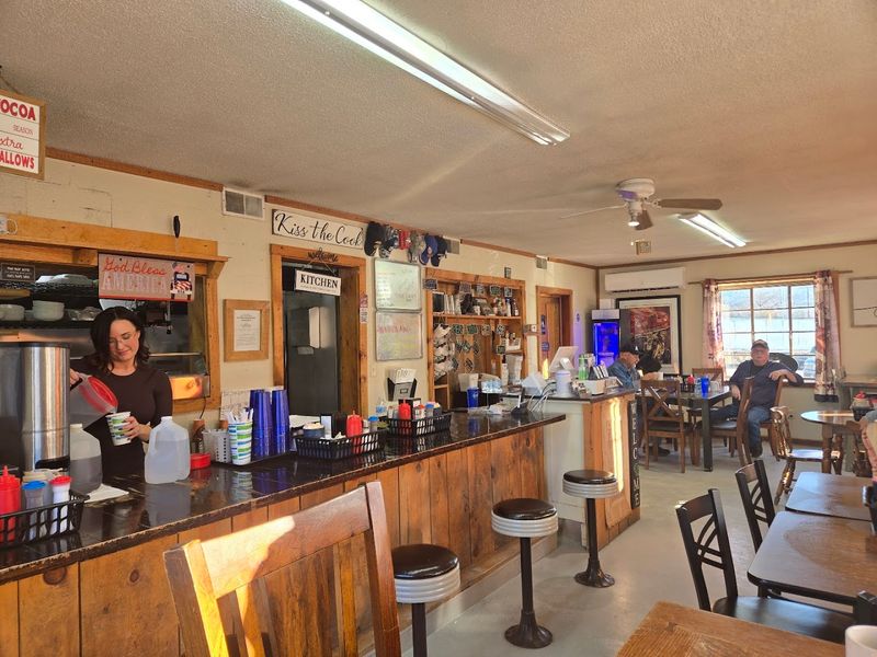 West Virginia Has A Tiny Diner Where The Cheeseburgers Have Built A Reputation That The Whole Region Knows About - Decor Hint The Staff Makes It Special