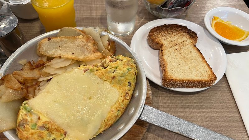 This Cozy Illinois Diner Still Serves Breakfast The Old-Fashioned Way - Decor Hint Jumbo Omelets That Mean Business